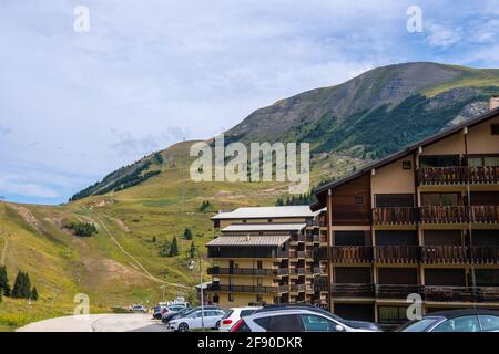 Auris, Isere, Frankreich - 22. August 2019: Panoramablick auf die Alpenlandschaft im Ferienort Auris en Oisans in den nördlichen Alpen, Departement Isere, Frankreich Stockfoto