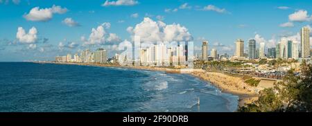 Skyline von Tel Aviv mit Wolkenkratzern und Jaffa Beach, Israel Stockfoto