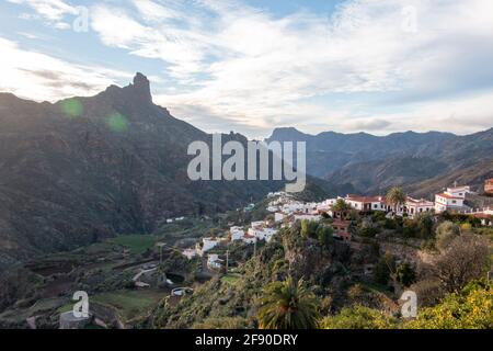 Blick auf die Stadt Tejeda und Roque Bentayga im Landesinneren der Gran Canaria, Kanarische Inseln, Spanien. Naturkonzept Stockfoto
