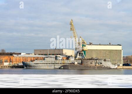 Diesel-Elektro-Angriff U-Boot der Kilo-Klasse, Schiff, und einen Frachtkran im Hafen von St. Petersburg, Russland Stockfoto