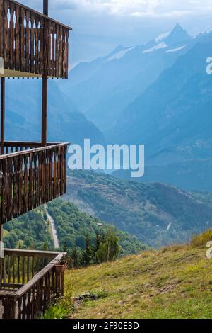 Auris, Isere, Frankreich - 22. August 2019: Panoramablick auf die Alpenlandschaft im Ferienort Auris en Oisans in den nördlichen Alpen, Departement Isere, Frankreich Stockfoto