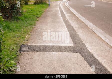 April 2021 - Reparaturen an Bürgersteig in einem Wohngebiet für die Installation von Kabel-Datennetzwerk. Stockfoto