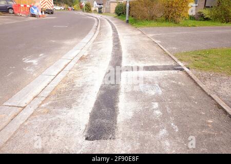 April 2021 - Reparaturen an Bürgersteig in einem Wohngebiet für die Installation von Kabel-Datennetzwerk. Stockfoto