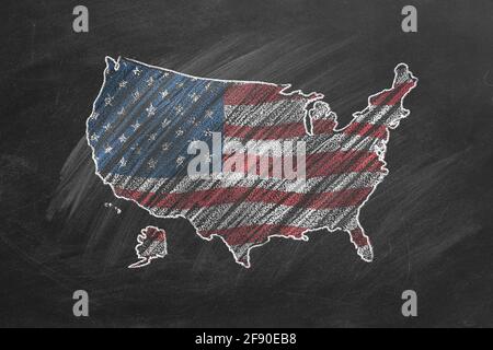Die Landkarte und die Flagge der USA Zeichnung mit der Kreide auf der Tafel. Eine von einer großen Reihe von Karten und Flaggen verschiedener Länder. Bildung, Reisen Stockfoto
