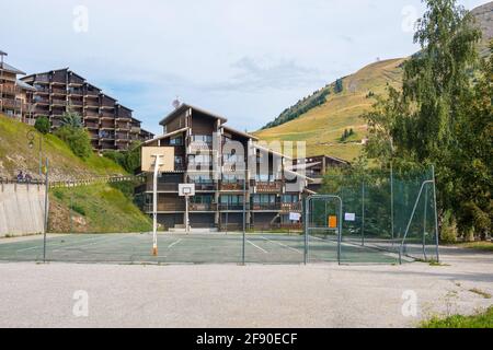 Auris, Isere, Frankreich - 22. August 2019: Panoramablick auf die Alpenlandschaft im Ferienort Auris en Oisans in den nördlichen Alpen, Departement Isere, Frankreich Stockfoto