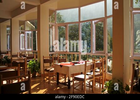 Blick auf den Speisesaal in einem Restaurant mit Glas fenster, um die umliegende Natur zu genießen Stockfoto