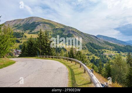 Auris, Isere, Frankreich - 22. August 2019: Panoramablick auf die Alpenlandschaft und die Bergstraße im Ferienort Auris en Oisans in den nördlichen Alpen, Departement Isere Stockfoto