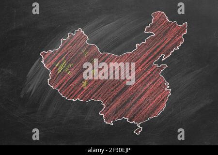 Die Landkarte und die Flagge Chinas, die mit Kreide auf der Tafel gezeichnet ist. Eine von einer großen Reihe von Karten und Flaggen verschiedener Länder. Bildung, Reisen, s Stockfoto