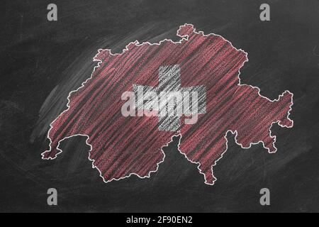 Landkarte und Flagge der Schweiz Zeichnung mit Kreide auf der Tafel. Eine von einer großen Reihe von Karten und Flaggen verschiedener Länder. Bildung, tra Stockfoto