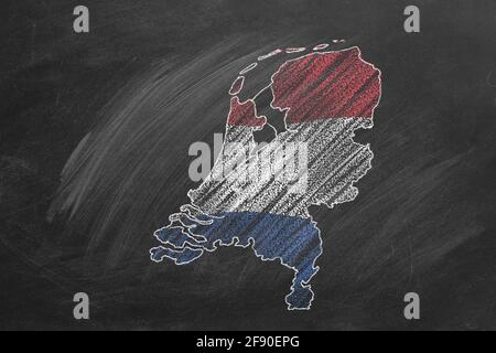 Landkarte und Flagge der Niederlande mit Kreide auf Tafel. Handgezeichnete Animation. Eine von einer großen Reihe von Karten und Flaggen verschiedener c Stockfoto