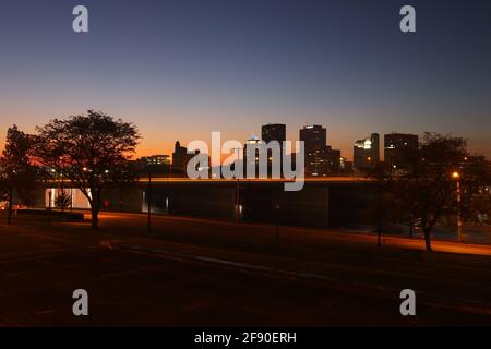 Dayton Silhouette in der Morgendämmerung. Von den Stufen des Freimaurertempels aus gesehen. An der Brücke der Interstate 75 sind Ampelwege zu erkennen. Dayton, Stockfoto