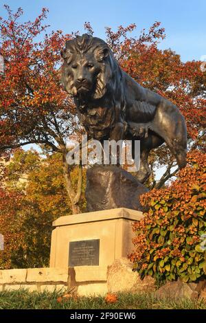 Löwe, die Löwenstatue. Auf dem Rasen des Dayton Art Museum. Dayton, Ohio, USA. Auf der Plakette steht: „LEO. Steele High School Maskottchen. Anna Hyatt Huntington, Stockfoto