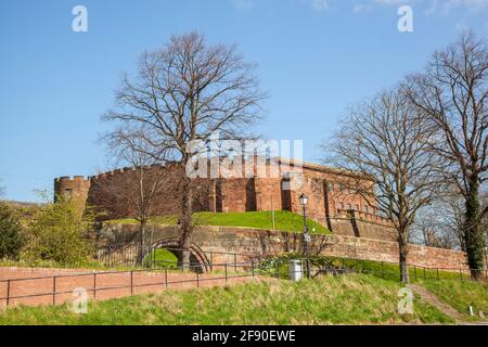 Das Chester Castle und der Agricola Tower, die über den römischen Stadtmauern von Cheshire stehen. Stockfoto