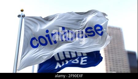 New York, USA, April 14 2021. Flaggen von Coinbase und NYSE fliegen im Wind. Am 14. April 2021 ging Coinbase an der Nasdaq-Börse über einen Dire an die Öffentlichkeit Stockfoto