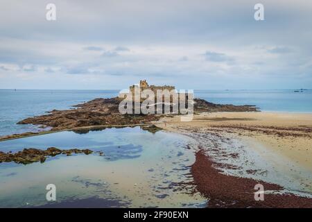 St-Malo, Frankreich, September 2020, Blick auf den Strand von Bon-Secours und eine Festung auf Grand Bé, einer Gezeiteninsel nahe der Küste Stockfoto