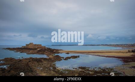 St-Malo, Frankreich, September 2020, Blick auf den Strand von Bon-Secours und eine Festung auf Grand Bé, einer Gezeiteninsel nahe der Küste Stockfoto