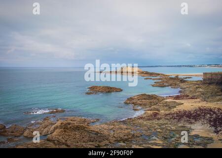 St-Malo, Frankreich, September 2020, Blick auf den Strand von Bon-Secours und eine Festung auf Grand Bé, einer Gezeiteninsel nahe der Küste Stockfoto