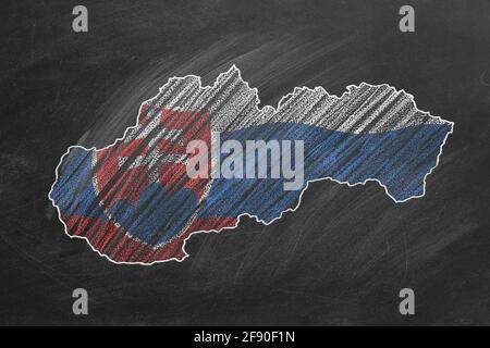 Die Landkarte und die Flagge der Slowakei mit der Kreide auf der Tafel zeichnen. Eine von einer großen Reihe von Karten und Flaggen verschiedener Länder. Bildung, Reisen Stockfoto