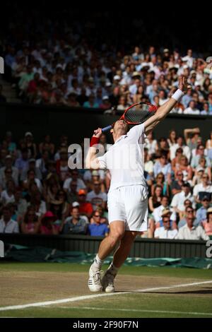 Andy Murray diente während seines Halbfinalmatches gegen Rafael Nadal in Wimbledon im Jahr 2010. Stockfoto