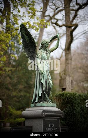 Schöner Engel mit Flügeln auf einem Friedhof Stockfoto