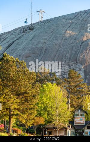 Stone Mountain Park mit Summit Skyride, Crossroads-Attraktionen und Confederate Memorial Carving in Atlanta, Georgia. (USA) Stockfoto