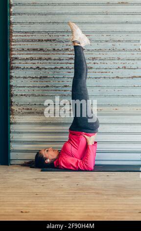 49-jährige Frau macht Yoga-Übungen Stockfoto