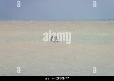 Kleines Fischerboot, Angeln im Mittelmeer vor Fuengirola, Spanien. Einheimische Fischer, Netzfischerei an der Küste, in der Nähe des Ufers in stark anschwellender See Stockfoto