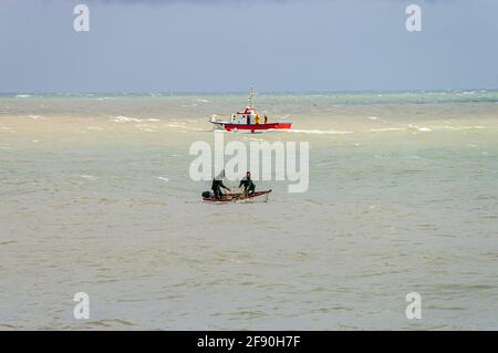 Kleines Fischerboot, Angeln im Mittelmeer vor Fuengirola, Spanien. Einheimische Fischer, Netzfischerei an der Küste, in der Nähe des Ufers in stark anschwellender See Stockfoto