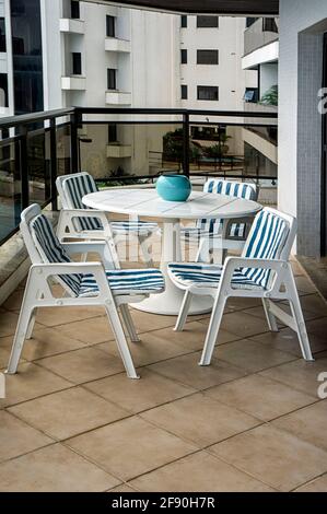 Stadt Guaruja Brasilien apartment pool Balkon Tisch Stühle Stockfoto