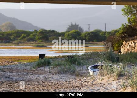 Kleines Boot Stranded Auf Sandy Coastal Riverbank Stockfoto