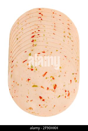 Kaltgeschnittene vegetarische Bohnenkraut-Wurst, in Scheiben geschnitten und übereinander gelegt. Dünne Scheiben würziger Extrawurst. Grundnahrungsmittel. Isoliert über Weiß. Stockfoto