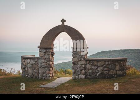 Sonnenaufgang Blick auf die Stone Church, in Cragsmoor, New York Stockfoto