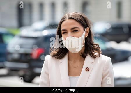 Washington, Vereinigte Staaten Von Amerika. April 2021. Die US-amerikanische Vertreterin Alexandria Ocasio-Cortez (Demokratin von New York) trifft am Donnerstag, den 15. April 2021, zu einer Pressekonferenz über Pilotprogramme für Postbanken an der Ostfront des US-Kapitols in Washington, DC, ein. Quelle: Rod Lamkey/CNP, weltweite Nutzung Quelle: dpa/Alamy Live News Stockfoto