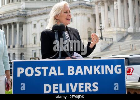 Die US-Senatorin Kirsten Gillibrand (Demokratin von New York) hält am Donnerstag, den 15. April 2021, auf einer Pressekonferenz über Pilotprogramme für das Postbanking an der Ostfront des US-Kapitols in Washington, DC, eine Rede. Kredit: Rod Lamkey/CNP Verwendung weltweit Stockfoto