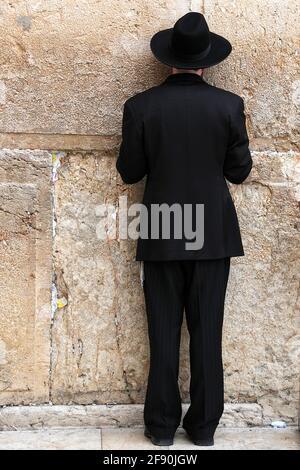 Jerusalem: Religiöser Mann betet an der westlichen Mauer oder an der Klagemauer in der Altstadt Stockfoto