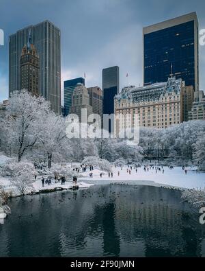 Ein schneereichen Wintertag am Teich, im Central Park, New York City Stockfoto