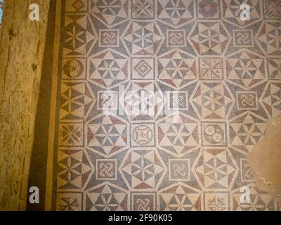 Geometrisches Mosaik aus den Serviceräumen der Villa Romana del Casale Stockfoto