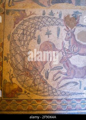 Hirschjagd mit Netz, Mosaikdetails aus dem Raum der kleinen Jagd, Villa Romana del Casale Stockfoto