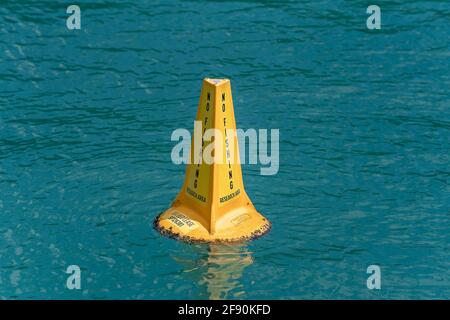 Airlie Beach, Queensland, Australien - April 2021: Kein schwimmendes Schild für das Angelforschungsgebiet Stockfoto