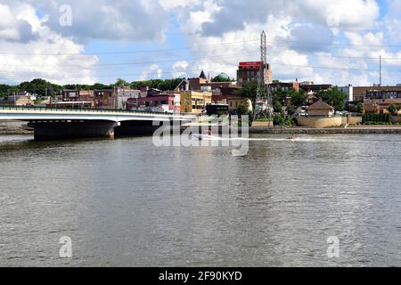 Dixon, Illinois, USA. Ein Ausflugsboot, das ein Floß entlang des Rock River schleppt und durch die Innenstadt von Dixon, Illinois, führt. Stockfoto