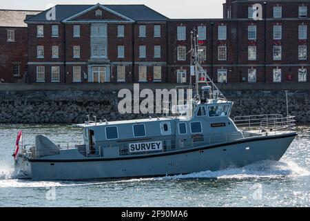 Die Royal Navy Inshore Vermessungsmotorstart HMS Magpie (H130) Rückkehr nach Portsmouth Harbour, Großbritannien am Nachmittag des Sonntag, den 24. Mai 2020, nach Durchführung von Vermessungen der Ankerplätze in der Solent. Stockfoto