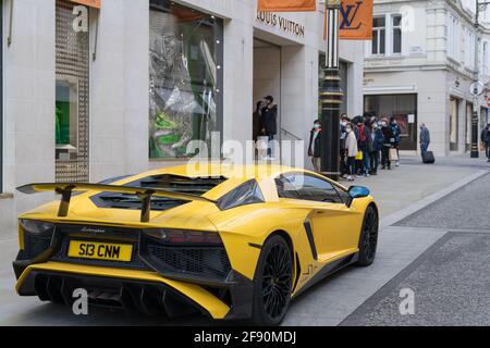 Gelber LAMBORGHINI AVENTADOR Park vor der neuen Bond Street von Louis Vuitton, London, England, Großbritannien Stockfoto