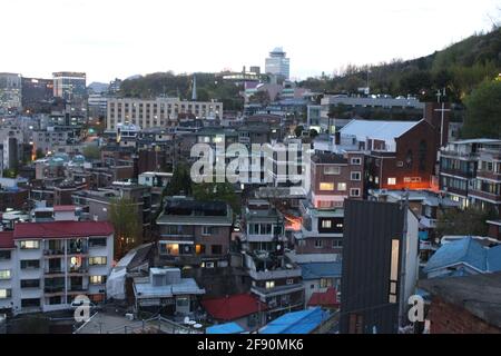 Blick von der Dachterrasse in der Dämmerung auf Wohn- und Geschäftsgebäude in der Umgebung von Noksapyeong, Seoul Stockfoto