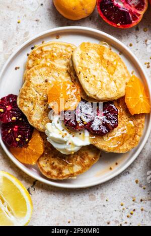 Zitronenpfannkuchen mit Zitrusfrüchten, einschließlich Blutorangen und Granatäpfeln Stockfoto