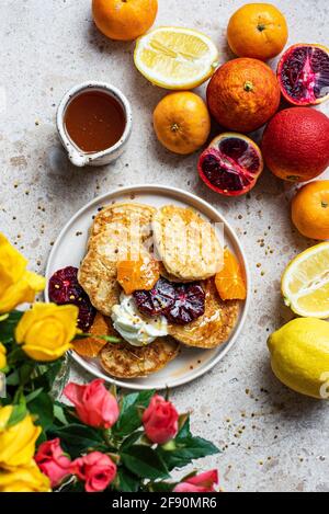 Zitronenpfannkuchen mit Zitrusfrüchten, einschließlich Blutorangen und Granatäpfeln Stockfoto