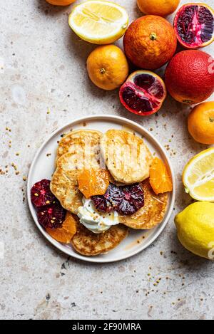 Zitronenpfannkuchen mit Zitrusfrüchten, einschließlich Blutorangen und Granatäpfeln Stockfoto