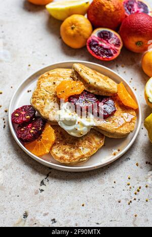 Zitronenpfannkuchen mit Zitrusfrüchten, einschließlich Blutorangen und Granatäpfeln Stockfoto