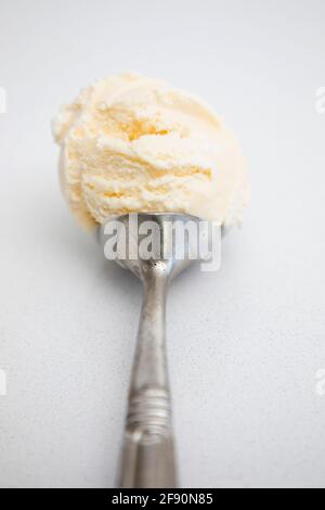 Eine Kugel Vanilleeis Stockfoto