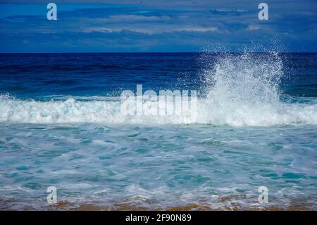 Wellen krachen entlang Sunset Beach, Pupukea, North Shore, Oahu, Hawaii, USA Stockfoto