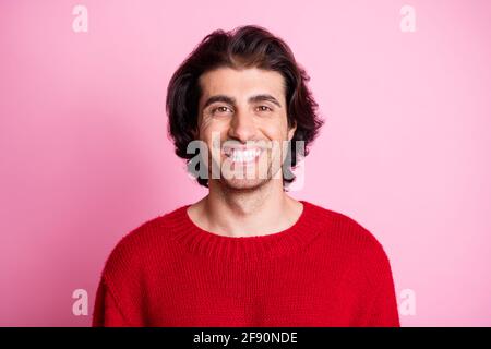 Porträt von jungen gut aussehend lächelnd fröhlich gute Laune positiven Mann Tragen Sie roten Strickpullover isoliert auf rosa Hintergrund Stockfoto
